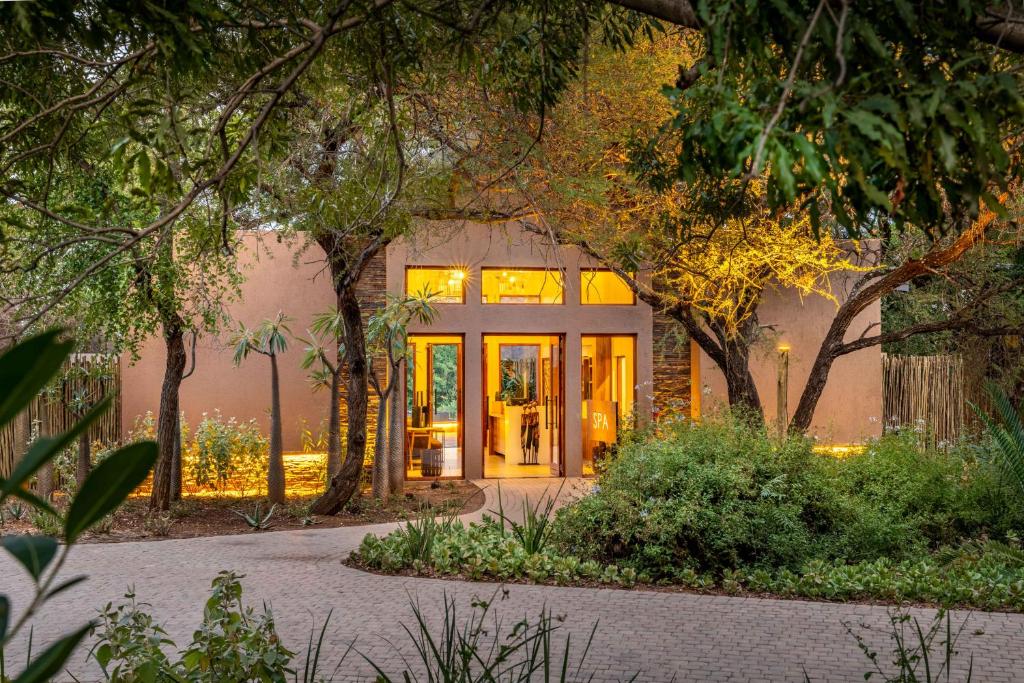 Un jardín fuera de Kruger Gate Hotel