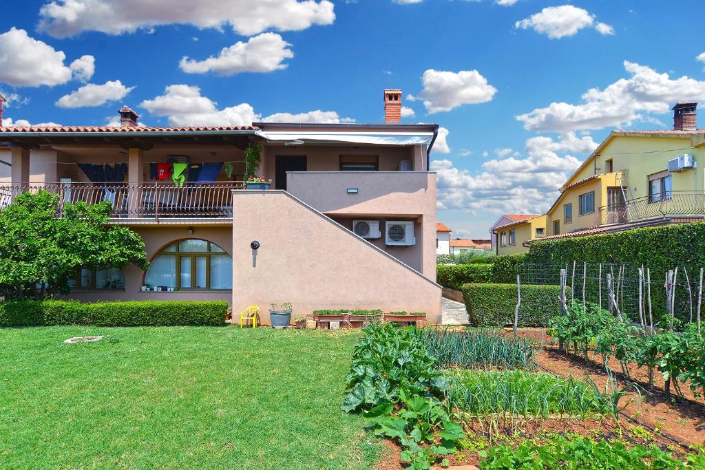 ein großes Haus mit einem Hof davor in der Unterkunft Apartment Ivan 2090 in Galižana