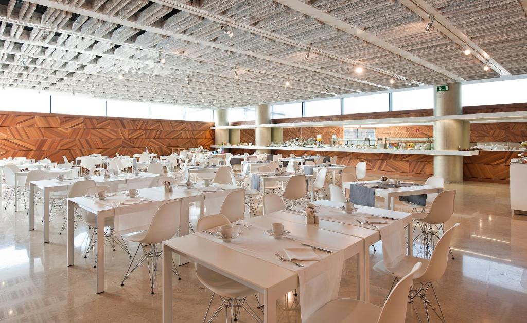 Hotel Reina Petronila - Resim 5