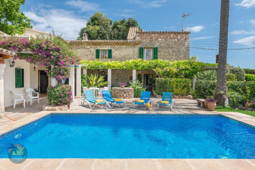 Villa con piscina frente a una casa en Finca L'hort de Can Bota,con piscina privada, en Pollensa