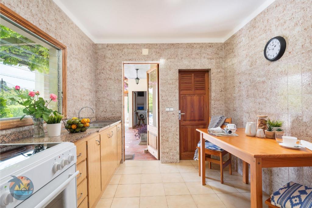 Kuchyň nebo kuchyňský kout v ubytování Finca L'hort de Can Bota,con piscina privada