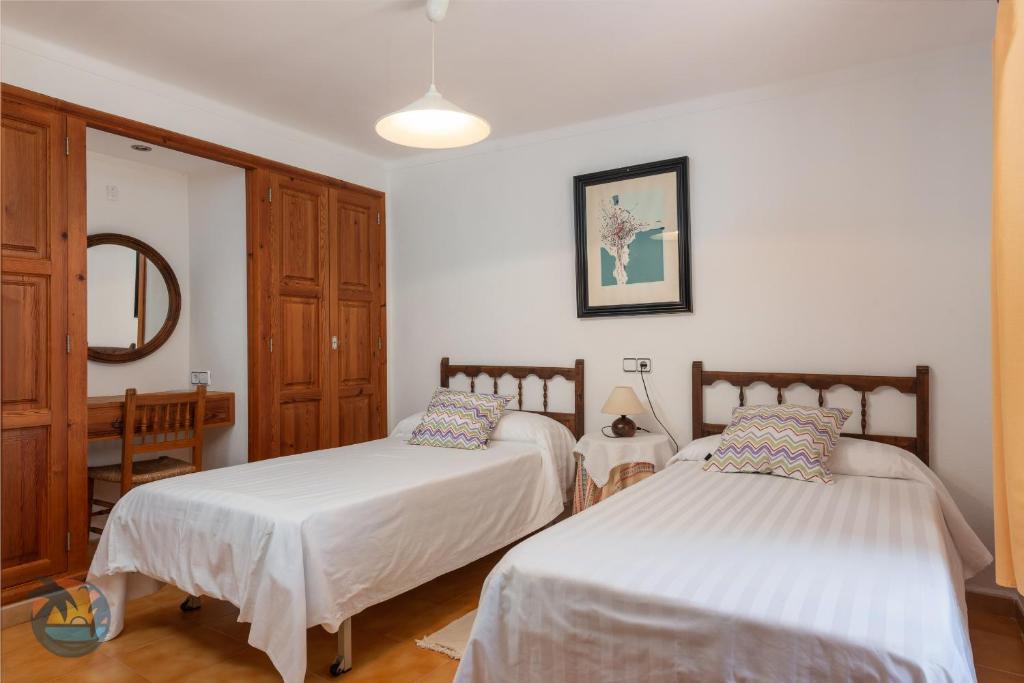 Postel nebo postele na pokoji v ubytování Finca L'hort de Can Bota,con piscina privada