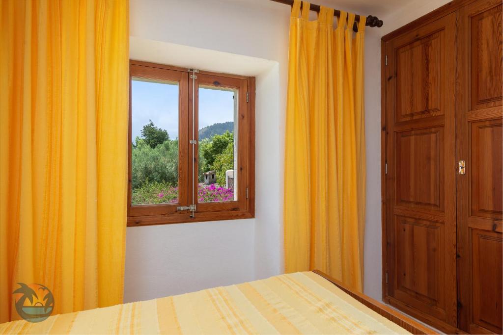 Postel nebo postele na pokoji v ubytování Finca L'hort de Can Bota,con piscina privada