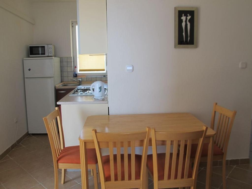 Kuchyňa alebo kuchynka v ubytovaní Apartment in Vir with sea view, terrace, air conditioning, WiFi 4472-1