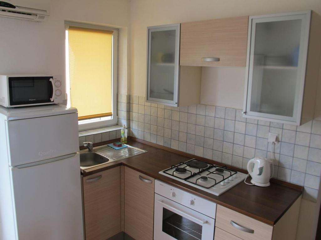 Kuchyňa alebo kuchynka v ubytovaní Apartment in Vir with sea view, terrace, air conditioning, WiFi 4472-1