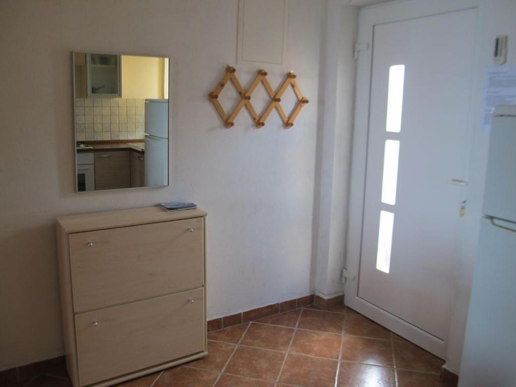 Kuchyňa alebo kuchynka v ubytovaní Apartment in Vir with sea view, terrace, air conditioning, WiFi 4472-1