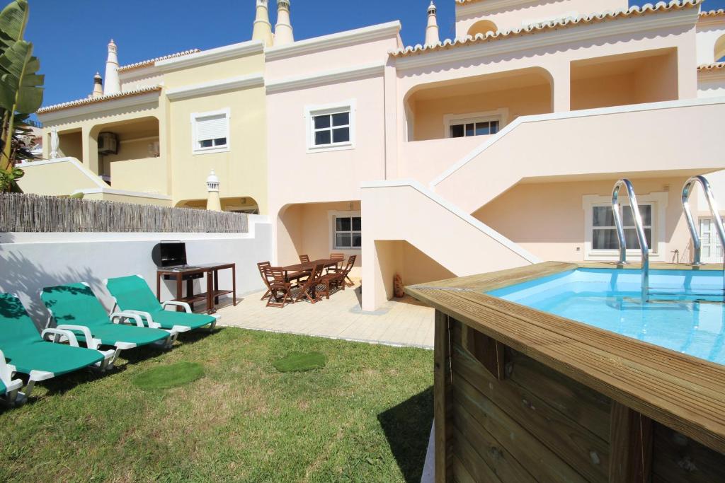 une vue d'une maison avec piscine dans l'établissement Villa Alvor 6 by amcf, à Alvor