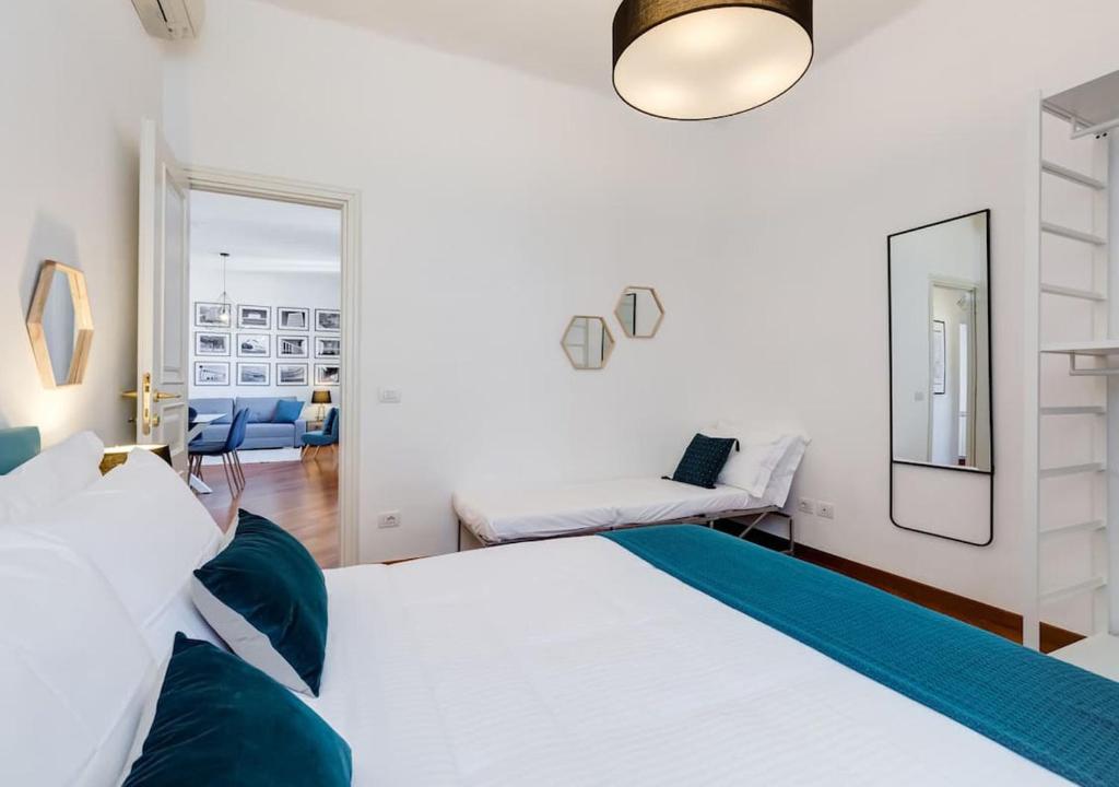 Łóżko lub łóżka w pokoju w obiekcie Modern, stylish flat near Piazza della Repubblica