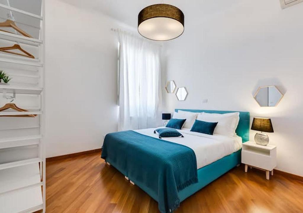 Łóżko lub łóżka w pokoju w obiekcie Modern, stylish flat near Piazza della Repubblica
