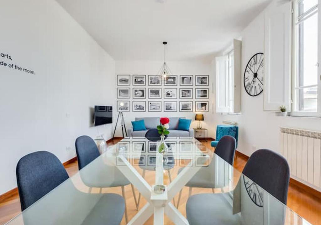 Telewizja i/lub zestaw kina domowego w obiekcie Modern, stylish flat near Piazza della Repubblica