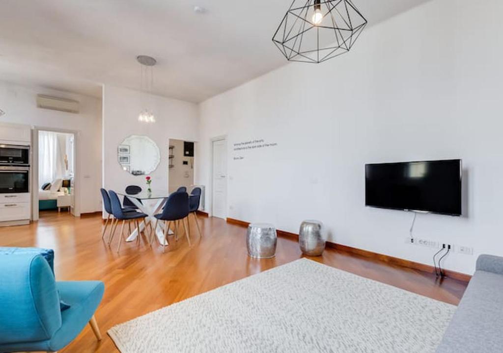 Telewizja i/lub zestaw kina domowego w obiekcie Modern, stylish flat near Piazza della Repubblica