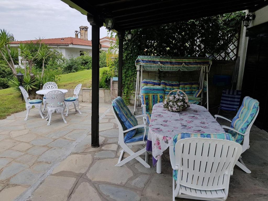 Vonkajšia záhrada v ubytovaní Beachfront Villa 100m from Sea for up to 10 guests