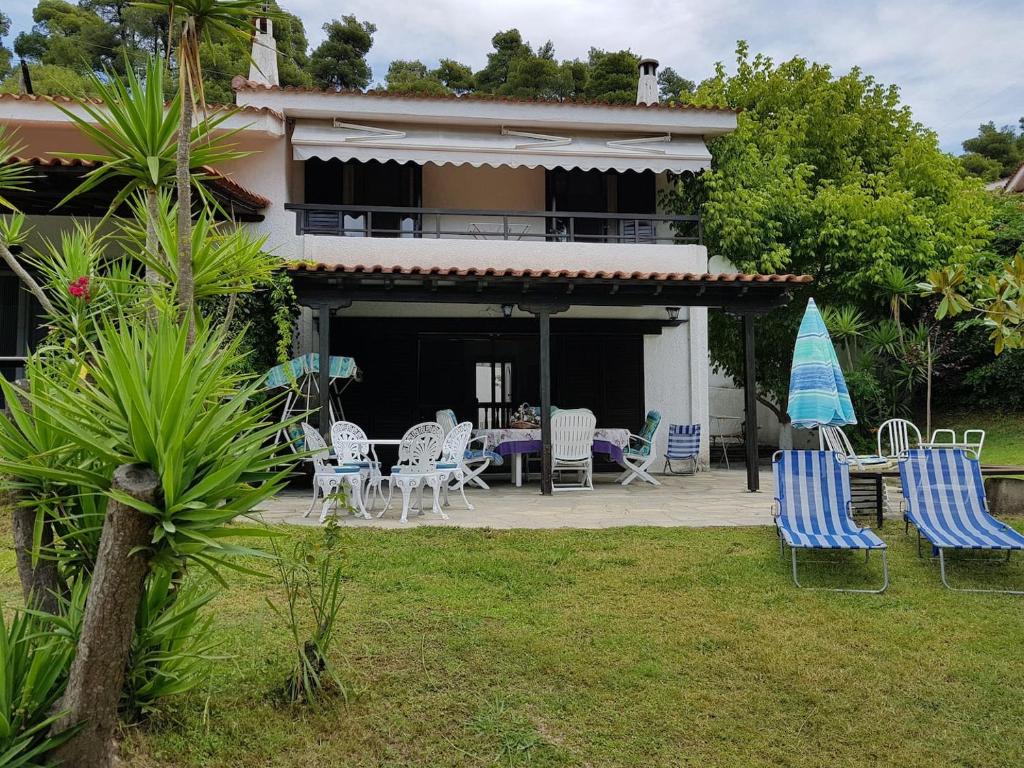 Vonkajšia záhrada v ubytovaní Beachfront Villa 100m from Sea for up to 10 guests
