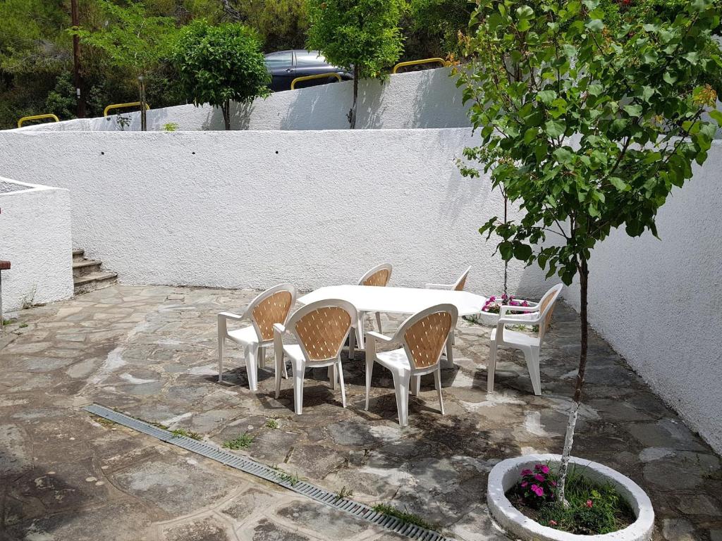 Patio alebo iná vonkajšia časť ubytovania Beachfront Villa 100m from Sea for up to 10 guests