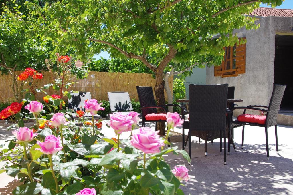 Vonkajšia záhrada v ubytovaní Apartment Kokic