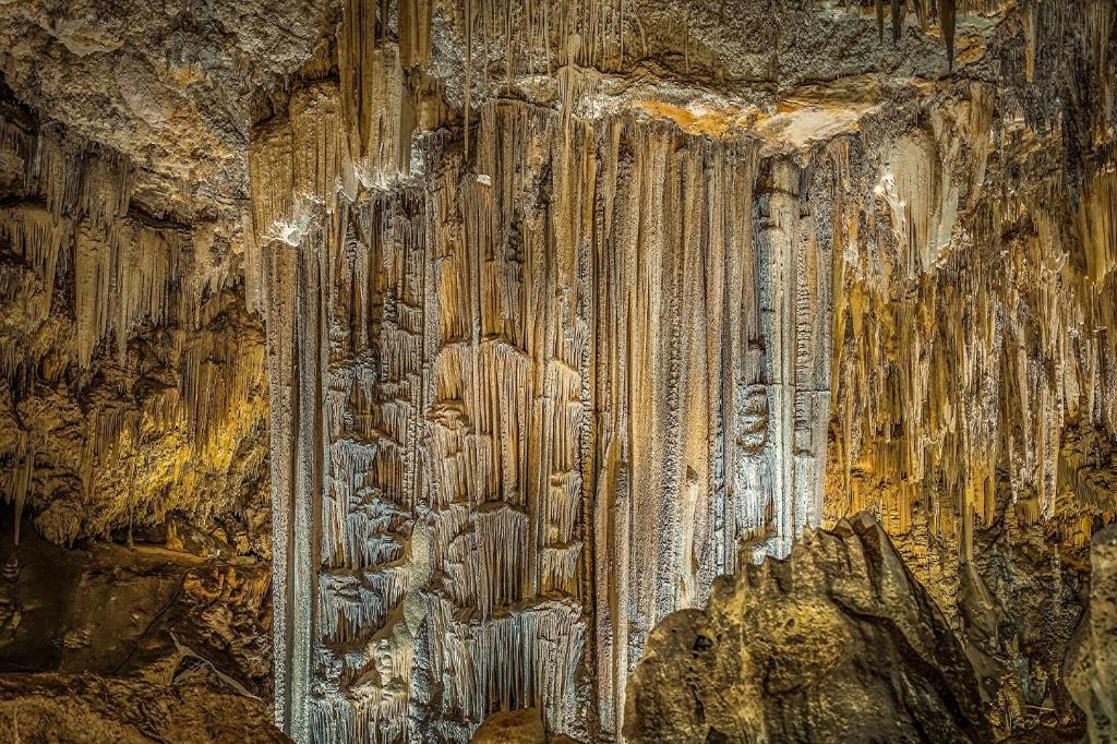 Estalactitas en la Cueva de Nerja