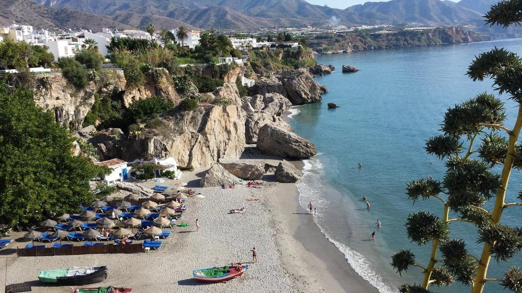 Cala con hamacas bajo los acantilados