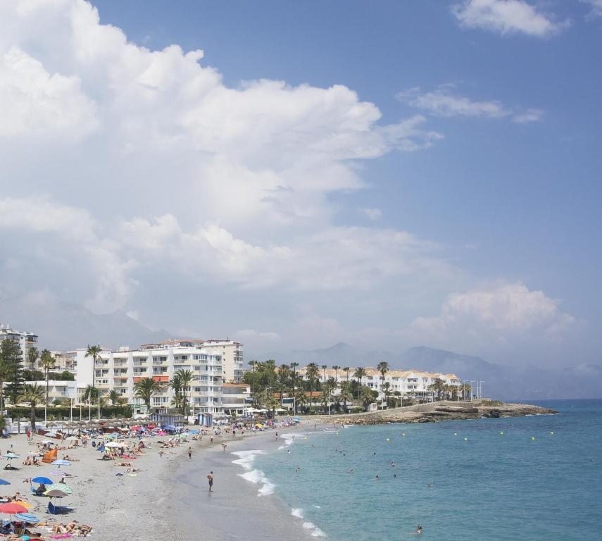 Playa con edificios blancos junto al mar