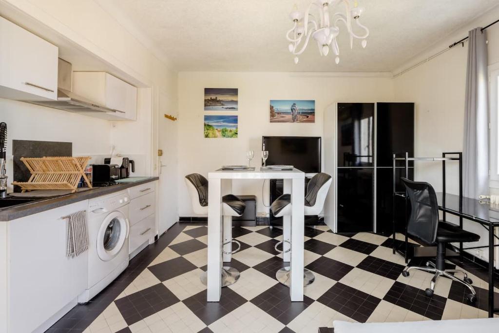 - une cuisine avec une table et des chaises dans la chambre dans l'établissement Villa Les Lauriers, à Antibes
