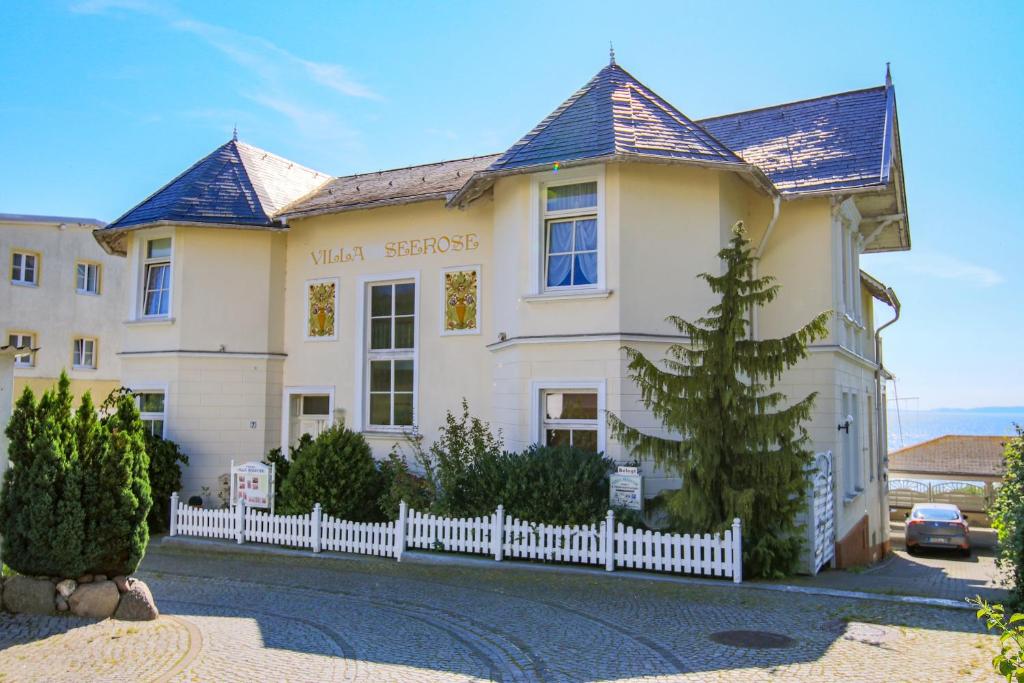 a building with a white fence in front of it at Ferienwohnung Seerose mit Terrasse in Sassnitz