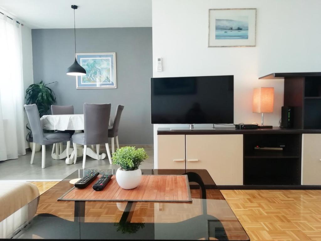 Lara's apartment في زادار: غرفة معيشة مع تلفزيون وطاولة