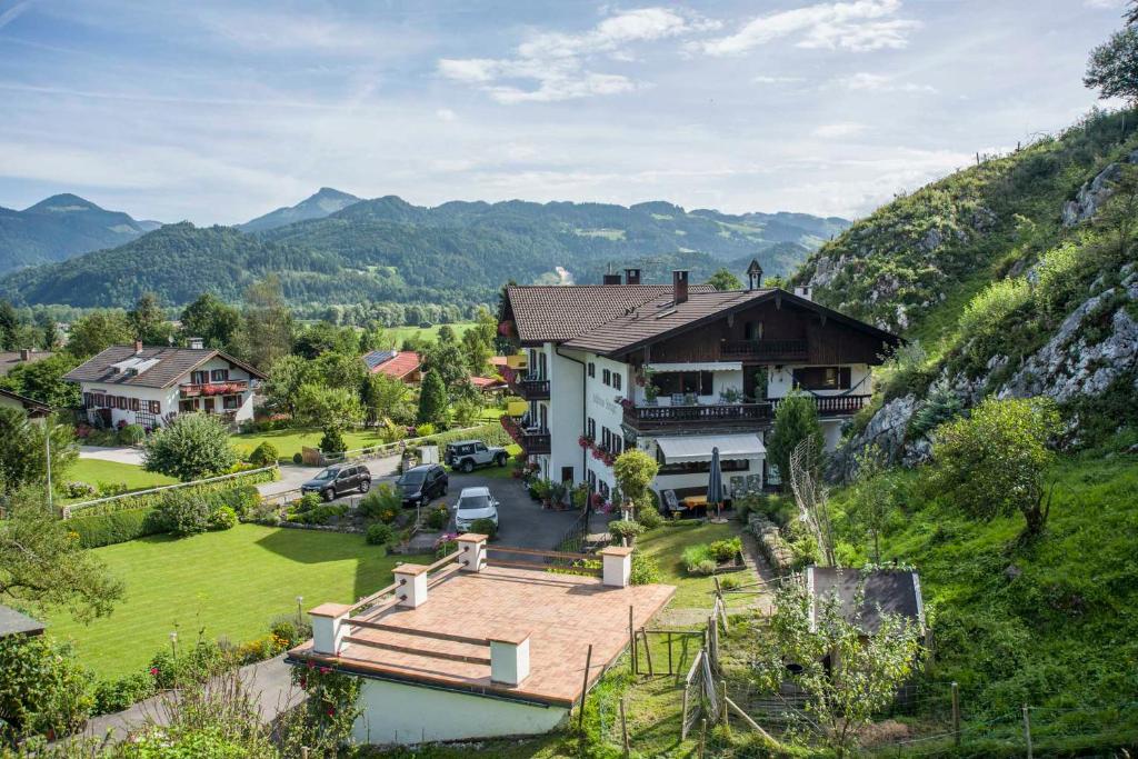 uma vista aérea de uma casa numa colina em Gästehaus Schreyer em Oberaudorf