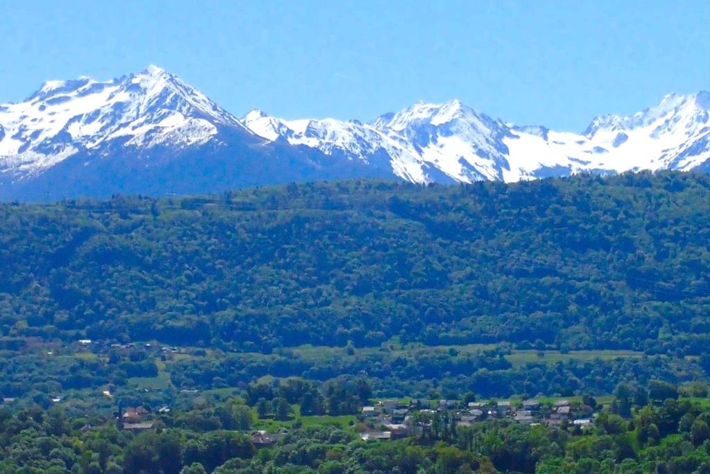 eine Bergkette mit schneebedeckten Bergen im Hintergrund in der Unterkunft Le Belvédère : chambres et table d'hôtes in Montmélian