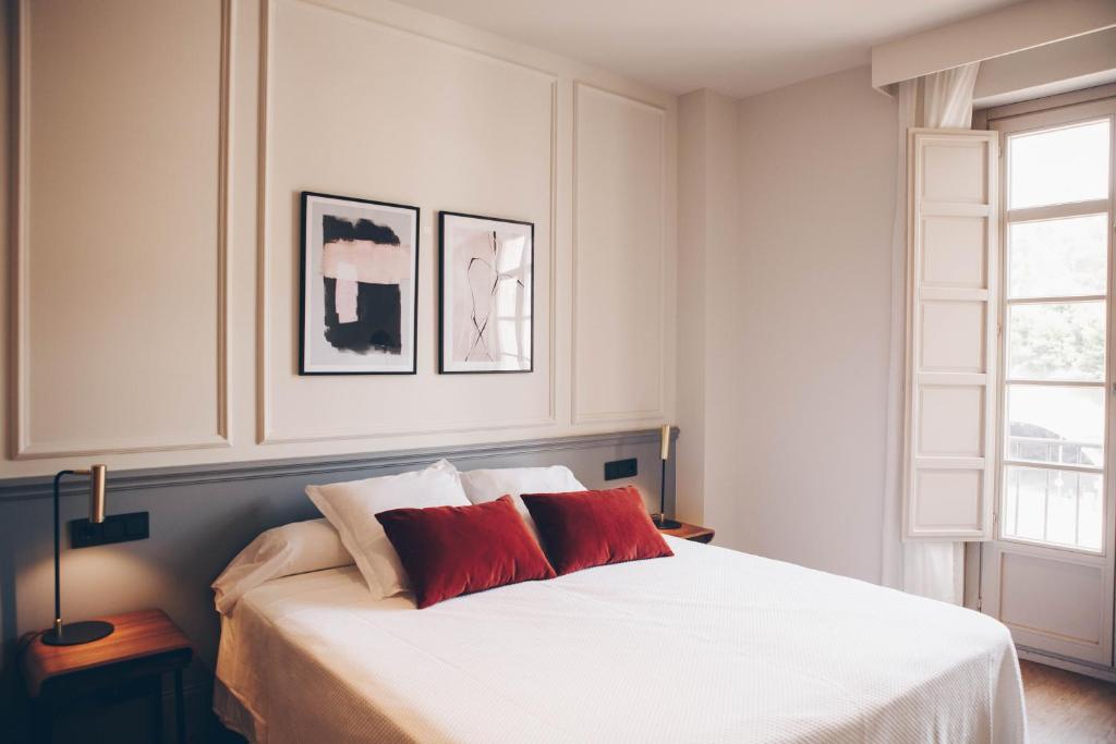 A bed or beds in a room at Alcazaba Premium Hotel