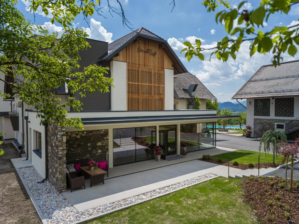 zewnętrzny widok na dom z dziedzińcem w obiekcie Hotel Streklhof w mieście Velden am Wörthersee