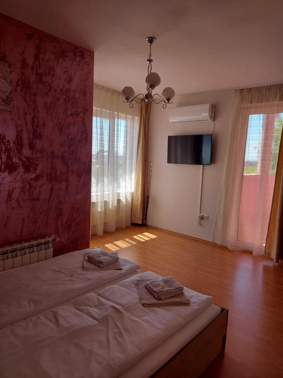 ein Schlafzimmer mit einem Bett mit zwei Handtüchern darauf in der Unterkunft Casa Eric in Baile Felix