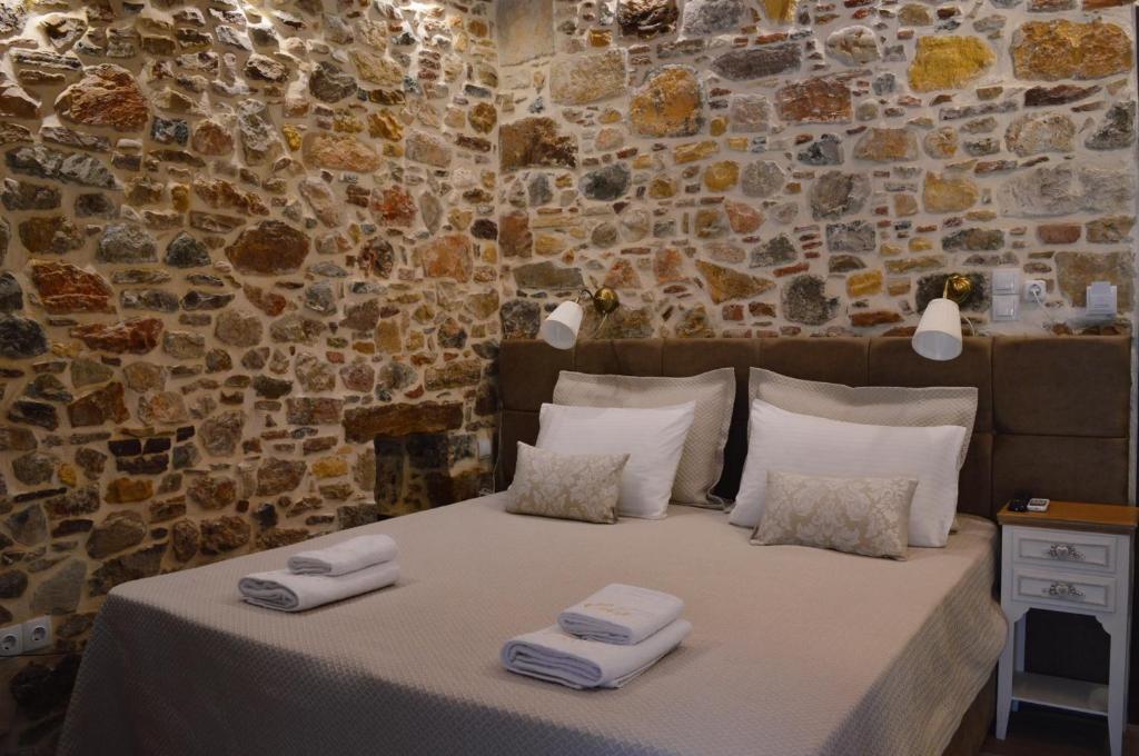 ein Schlafzimmer mit einem Bett mit Handtüchern darauf in der Unterkunft Castro Rooms Chios in Chios