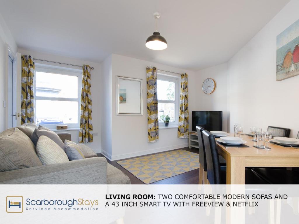 uma sala de estar com um sofá e uma mesa em Candler Lodge - 3 BEDROOM TOWNHOUSE WITH PARKING - PATIO AREA & SEATING em Scarborough