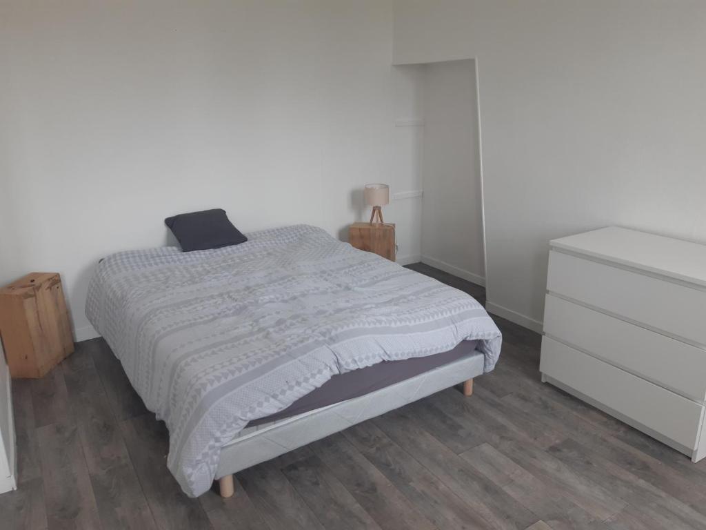 Photo de la galerie de l'établissement Elbeuf 4 CHAMBRES 8 PERSONNES MAX POUR GROUPES WIFI, à Elbeuf