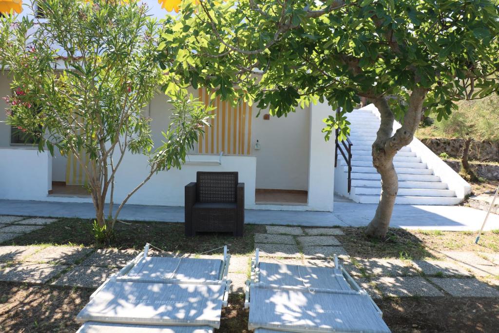 Um jardim no exterior de Albergo"Villa Biscotti"
