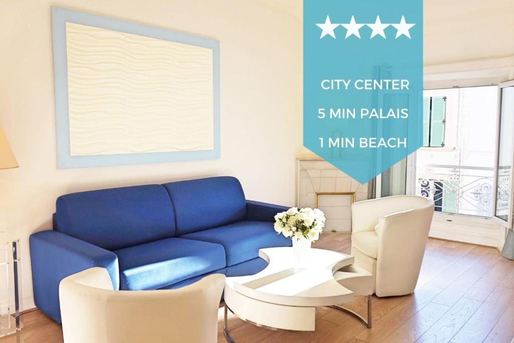- un salon avec un canapé bleu et des fauteuils blancs dans l'établissement 2-Br City center near Croisette & Palais, à Cannes