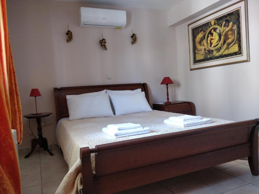 een slaapkamer met een bed met twee handdoeken erop bij Sior Dionysios in Argostoli
