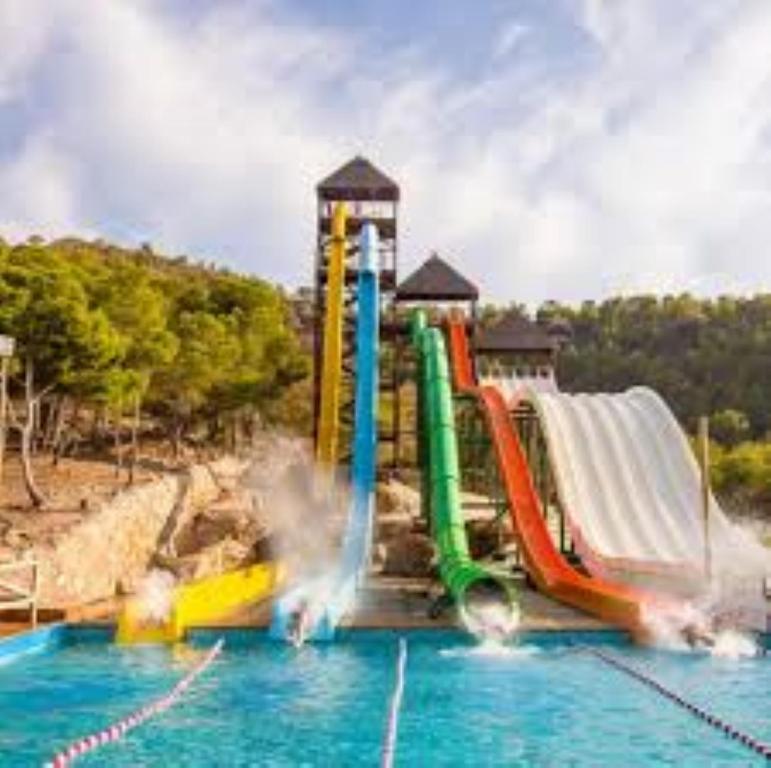 un parque acuático con un montón de toboganes de agua en la siesta 23D, en Benidorm