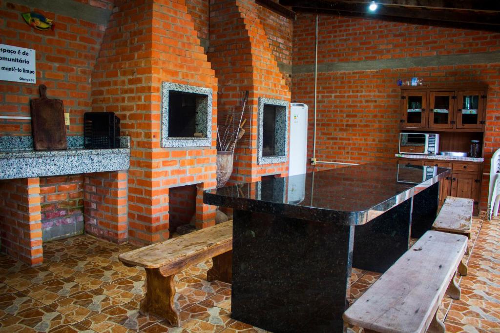 Uma TV ou centro de entretenimento em Pousada Guaruja