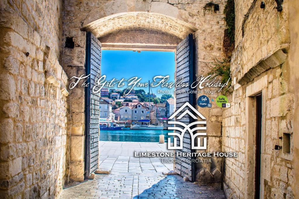 een uitzicht op een stad door een steegje bij Limestone Heritage House in Trogir