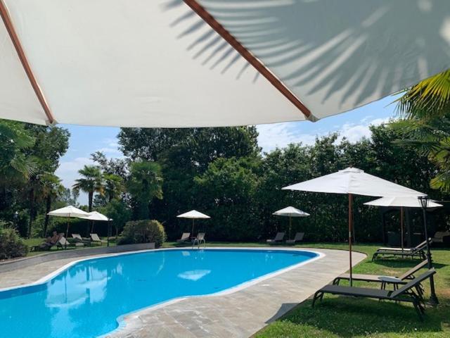 Bazén v ubytování Villa Pace Park Hotel Bolognese nebo v jeho okolí