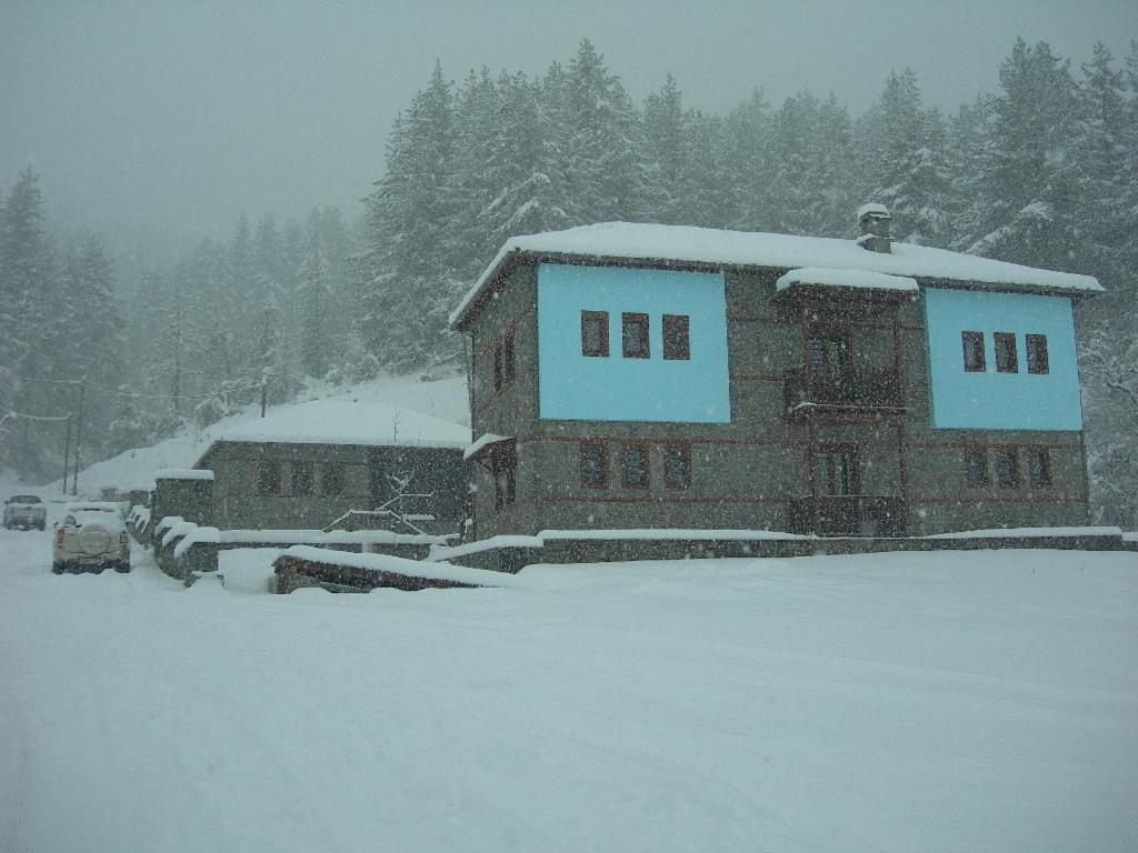 Kerasies Guesthouse v zimě