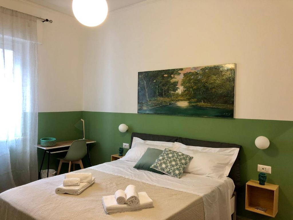 1 dormitorio con 1 cama con 2 toallas en Dante Suites, en Palermo