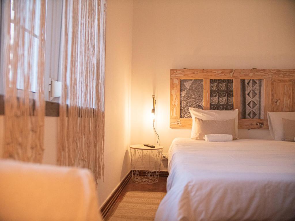 sypialnia z 2 łóżkami i oknem w obiekcie Lisbon Top Hostel w Lizbonie