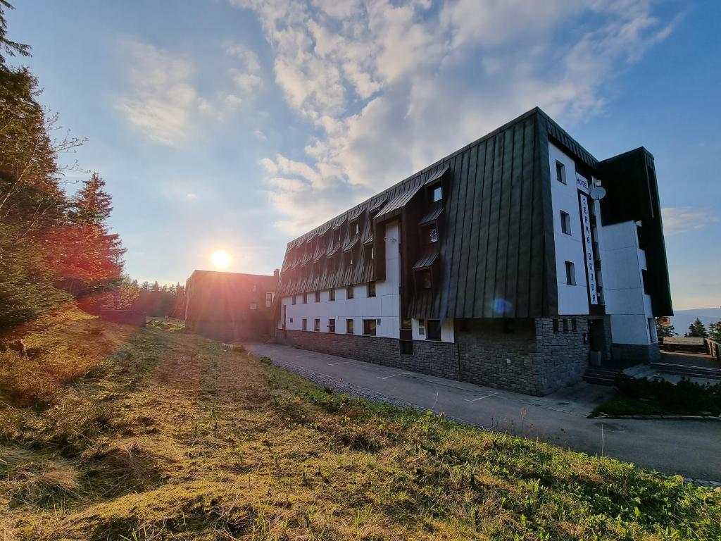 Budynek, w którym mieści się hotel