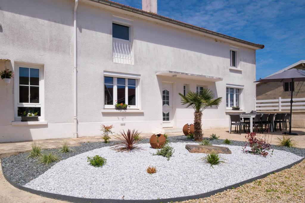 een huis met een tuin ervoor bij Gîte La Parenthèse 14 personnes in Loisy-sur-Marne