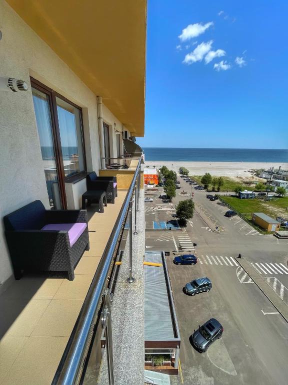 balcón con sofás y vistas a la playa en Sunset Sea View Apartament en Mamaia