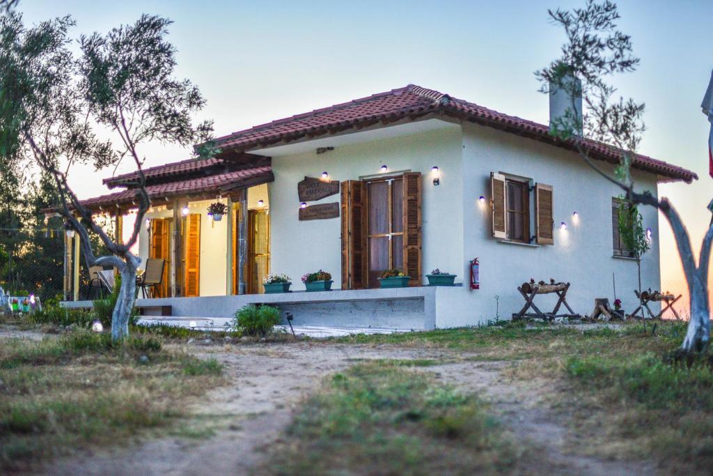 una casa in mezzo a un campo di Vast Emerald, the only house in Kavourotrypes a Sárti