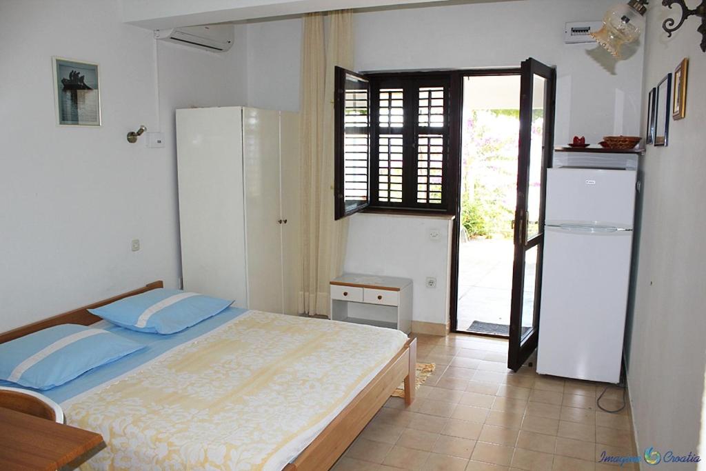 Posteľ alebo postele v izbe v ubytovaní Apartment in Pisak with sea view, terrace, air conditioning, Wi-Fi (4722-2)