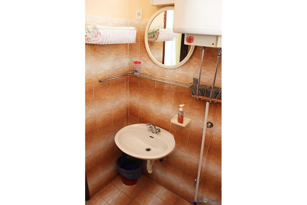 Kúpeľňa v ubytovaní Apartment in Pisak with sea view, terrace, air conditioning, Wi-Fi (4722-2)