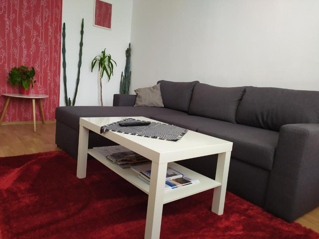 ein Wohnzimmer mit einem Sofa und einem weißen Couchtisch in der Unterkunft Apartmán Jan in Břeclav